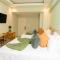 Hotel Stay Here Suites