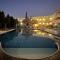 Townhouse with pool 5 minute walk to beach