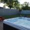 Downtown 3BR Gem - Hot Tub - Covered Parking - Fenced Yard - 威尔明顿