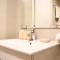 Lavish 2BR Getaway with Pool, Gym & WiFi Al Raha - 阿布扎比