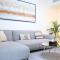 Lavish 2BR Getaway with Pool, Gym & WiFi Al Raha - 阿布扎比