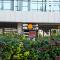 Lavish 2BR Getaway with Pool, Gym & WiFi Al Raha - 阿布扎比