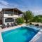 Apartment with Pool & Terrace - Walk to Beach - Free Parking A2