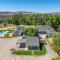 Private Farmhouse on 4 acres w Pool Hot Tub - سونوما