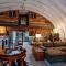 Hill Country Hangar with hottub, 7 minutes from the river and lake