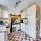 West Street Cottage with Free Parking, Smart TV and Fast Wifi by Yoko Property - Steeple Claydon