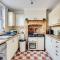 West Street Cottage with Free Parking, Smart TV and Fast Wifi by Yoko Property - Steeple Claydon