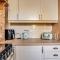 West Street Cottage with Free Parking, Smart TV and Fast Wifi by Yoko Property - Steeple Claydon