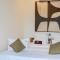 The Green Rooms Surf & Yoga Camp - ON THE BEACH - Prime location Renovated 2024