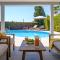 Ivy Blue Villa by Nomads - Short Walk to Coral Bay