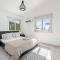 Ivy Blue Villa by Nomads - Short Walk to Coral Bay