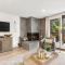 Designer 2 BR on River with Pool - Walk to Town! - Аспен
