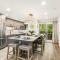 Designer 2 BR on River with Pool - Walk to Town! - Аспен