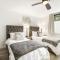 Designer 2 BR on River with Pool - Walk to Town! - Аспен