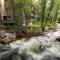 Designer 2 BR on River with Pool - Walk to Town! - Аспен