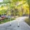 Designer 2 BR on River with Pool - Walk to Town! - Аспен