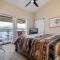 Shores Lakefront Condo - Walk to Village, Lake Views, Deck with BBQ - بيغ بير لاكي