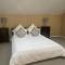 A master suite with own kitchenette and bath - Уолнат-Крик