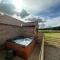 Granary cottage with HOT TUB