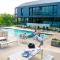16 Elizabeth Place - Beautiful and spacious self catering 3 bedroom unit next to Kyalami Racetrack with free WiFi - swimming pool gym and restaurant - Perfect for a big family in Midrand Waterfall - Midrand