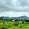Karjat Hills - Refreshing Farmstay with courtyard & mountain views