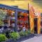 Unwind in Style 2BR with Cozy Backyard for Groups - Londýn