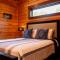 NEW BUILD Toccoa River Mist Riverfront Property w Hot Tub Firepit More - Блу-Ридж