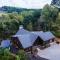 NEW BUILD Toccoa River Mist Riverfront Property w Hot Tub Firepit More - Блу-Ридж