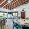 Villa Recluso-3 bd luxury country villa, huge heated pool with hydromassage, individual bbq & large yard, mountain view
