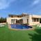 Villa de lujo con piscina, jacuzzi, jardín y terraza