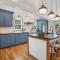Newly Updated Home Close to Beaches - إيستهام
