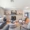 Newly Updated Home Close to Beaches - إيستهام