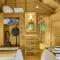 Rustic Cabin with Squam Lake Access and Fireplace! - 霍尔德内斯