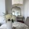 Lovely One-Bedroom Apartment with Pool, Hot Tub, and Gym in the Heart of Downtown, skytrain 3min away