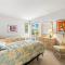 5 Bedrooms On Private Lane!