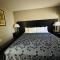 Econo Lodge Inn & Suites