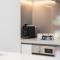 Stunning Apt 100m fr Parkland w Views, Pool and Desk