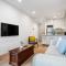 Modern Apt 100m fr Parkland w Pool, Gym and Wi-Fi