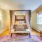 Ambient Manchester Village Apt with Deck and Pond! - مانشستر