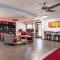 Econo Lodge Inn & Suites