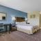 Econo Lodge Inn & Suites