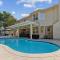 The staycation, 4 beds-3 baths, with pool and hot tub near AT&T stadium, 20 mins to Dallas and Fort Worth - 大草原城