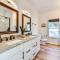 Waterfront Lake Hickory Retreat with Private Dock! - 希科里