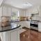 Modern 4BR Retreat with Premium Comforts and Parking - 列治文山