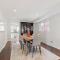 Modern 4BR Retreat with Premium Comforts and Parking - 列治文山