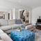 Modern 4BR Retreat with Premium Comforts and Parking - 列治文山