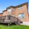 Modern 4BR Retreat with Premium Comforts and Parking - 列治文山