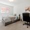 Modern 4BR Retreat with Premium Comforts and Parking - 列治文山