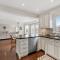 Modern 4BR Retreat with Premium Comforts and Parking - 列治文山