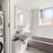 2-Bed Harbourside Home with Views in Fab Location